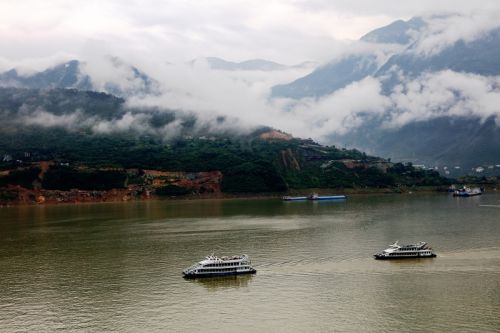 图4：游高峡平湖  赏巫山云雨  唐探峰摄