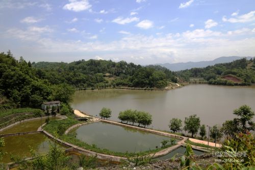 图4：实行河长制加强河塘库水利建设与管护，图为全县最大的三关水库一隅   唐探峰摄