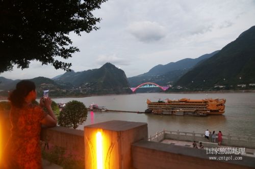 图8：游客观赏巫山港区码头夜景   唐探峰摄