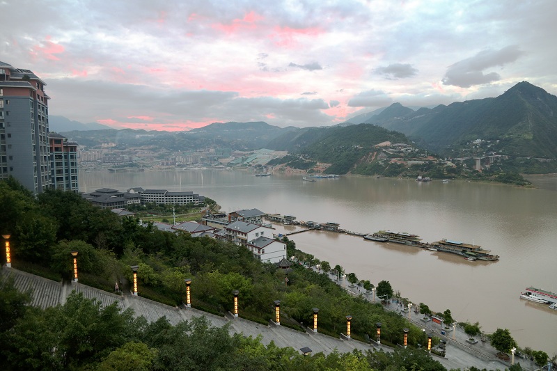 图1：朝霞映在长江洪峰时高峡平湖——巫山大宁湖上   唐探峰摄