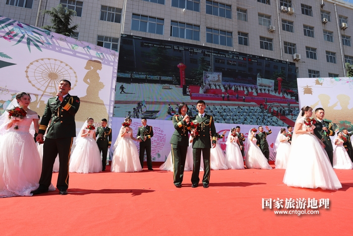 10&mdash;&mdash;图为新人们用歌曲大声唱出爱的心声。