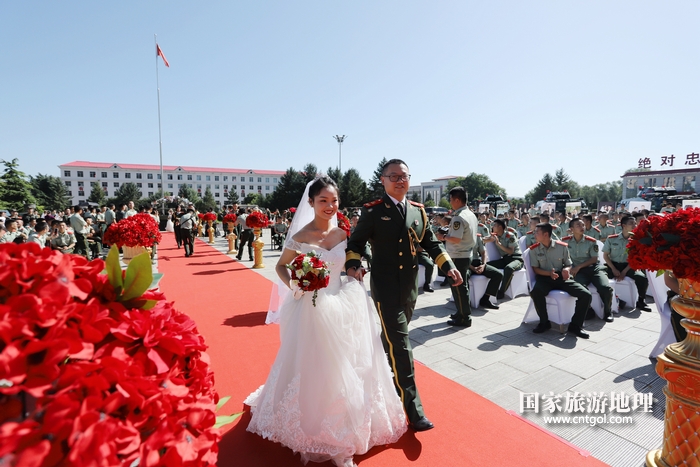 02&mdash;&mdash;图为新人们挽手走过幸福红毯。