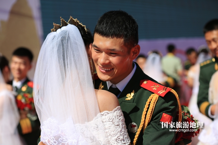 06&mdash;&mdash;图为新人们在婚礼现场深情相拥。