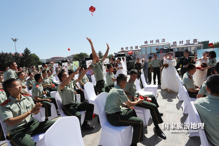 09&mdash;&mdash;图为新人们给官兵分发喜糖。