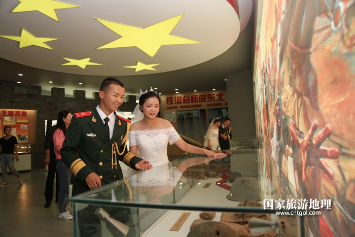 15&mdash;&mdash;图为新人和亲友们参观部队史馆。