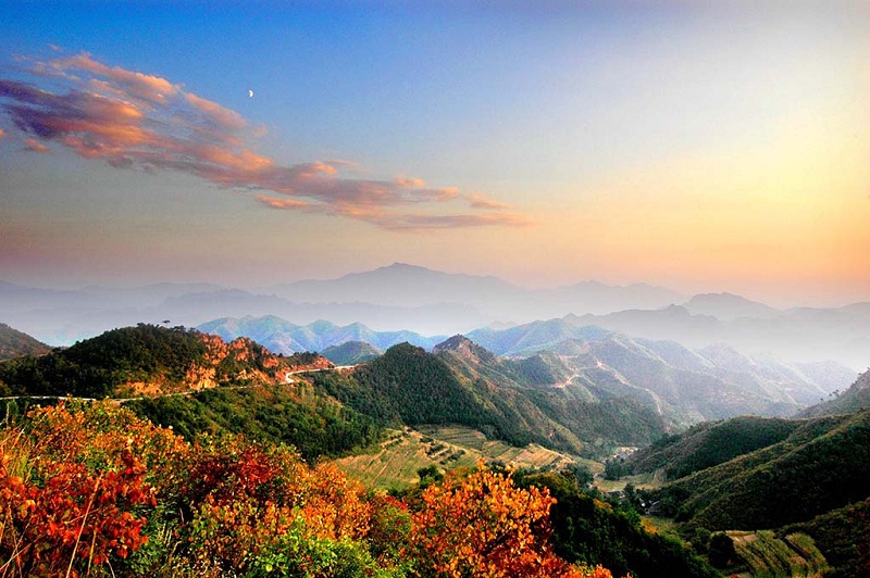 红霞满天雾灵山美景