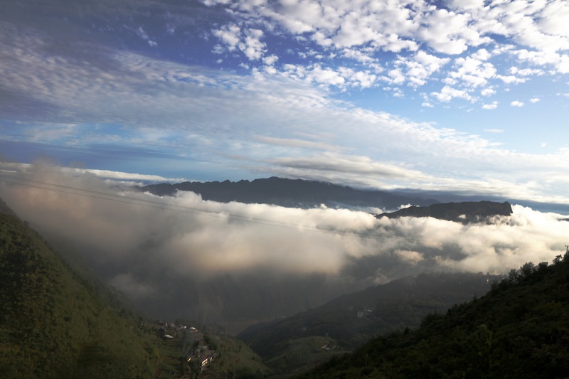 图2：云海隐长江  青山似碧岛   唐探峰摄