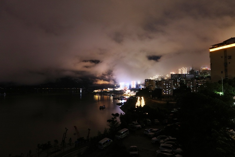 图12：奇云睁大眼   晚上观夜景   唐探峰摄