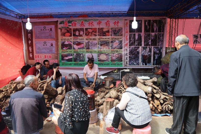 图6：复工复产土特产百货展销会老年体验野生中草药  唐探峰摄