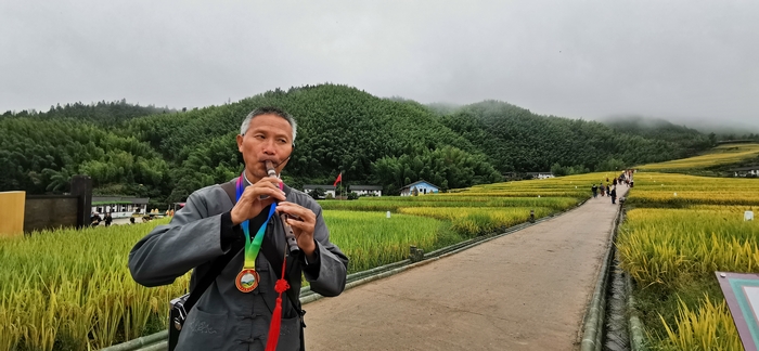一位民间艺人在上堡八卦田景区里演奏乐陶陶。