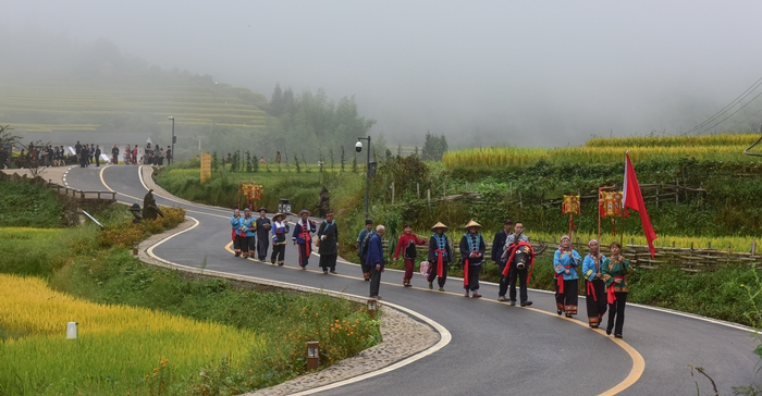参加上堡梯田农民丰收节的民间表演队