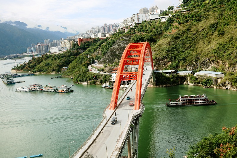 图3：三峡水库175米蓄水，画舫载客安全进入巫山5A级景区小三峡观光   唐探峰摄