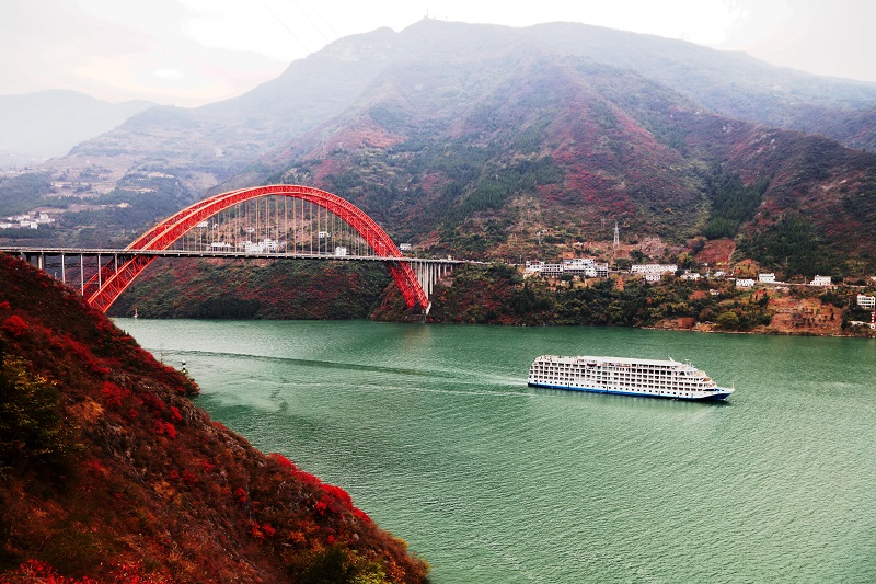 图3：长江黄金水道画舫游高峡平湖赏巫山红叶   唐探峰摄于高峡平湖