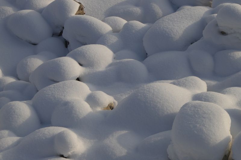 白雪覆盖的鹅卵石