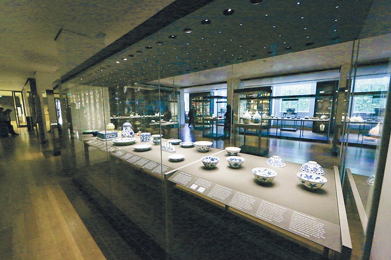 大英博物馆藏中国瓷器文物展柜