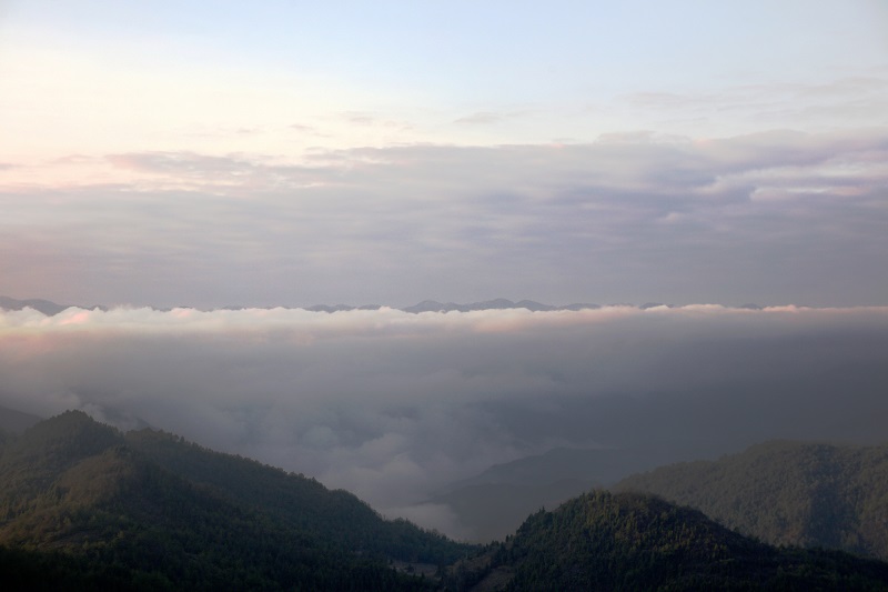 图3：云海雪山成壮景   唐探峰摄于官渡镇