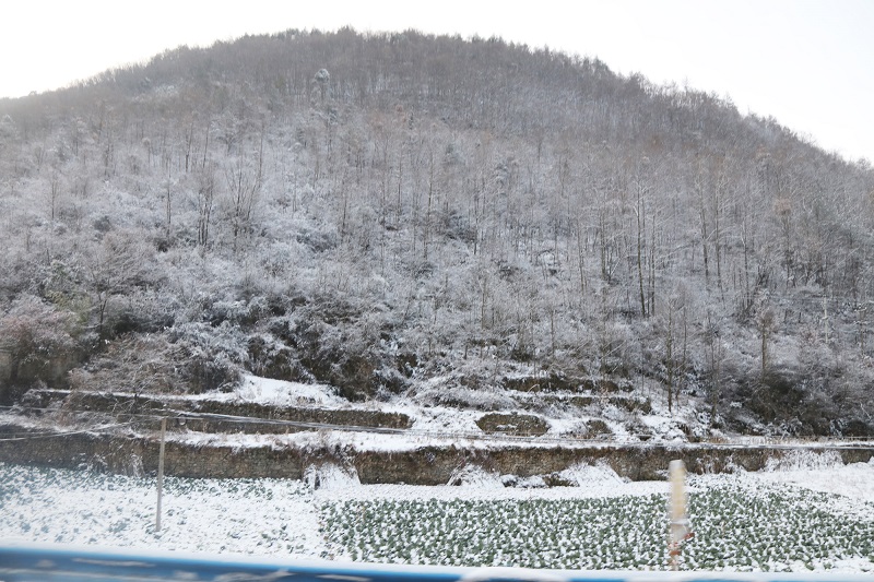 图4：晴山披银装   唐探峰摄于建平乡中伙村