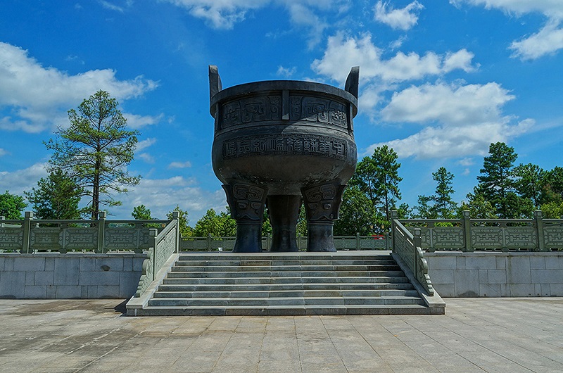 中华苏维埃纪念鼎远眺