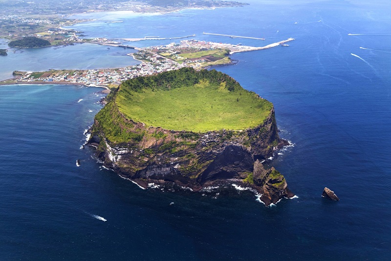 鸟瞰火山岛