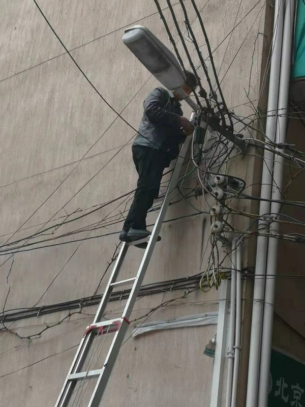 街道，道路，路灯维修。