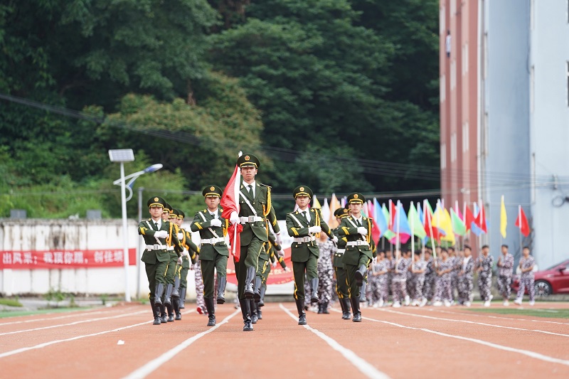 2.图为开幕仪式上，学生进行队列展示