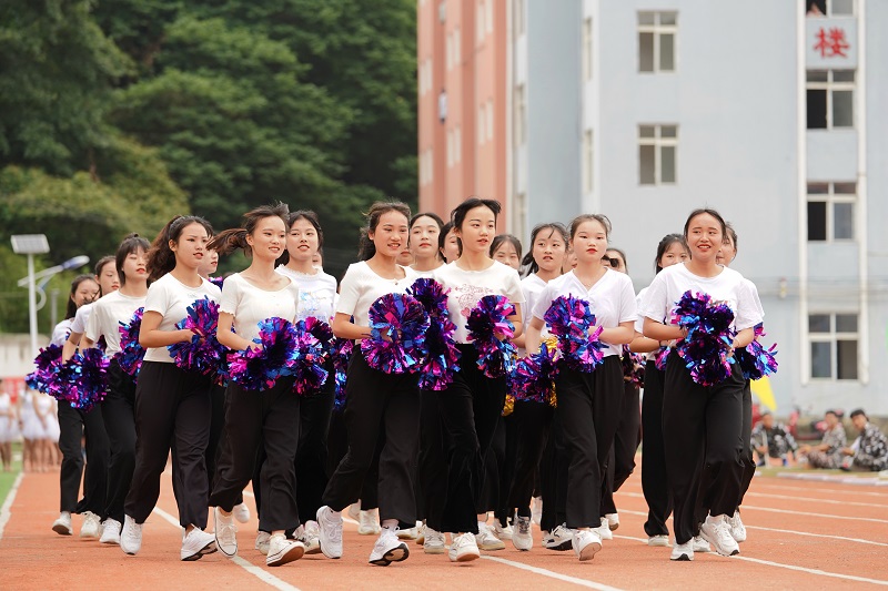 5.图为开幕仪式上，学生准备上台表演