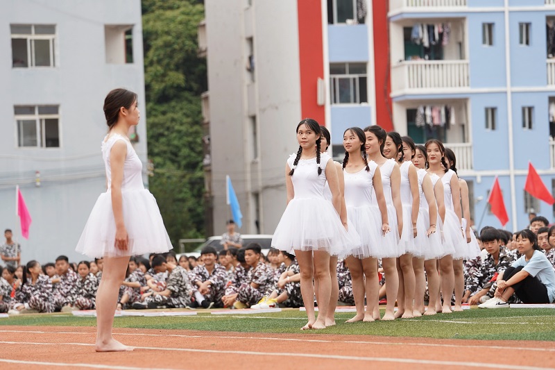 6.图为开幕仪式上，学生展演节目