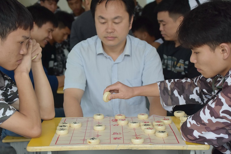 8.图为学生在进行象棋比赛对决中