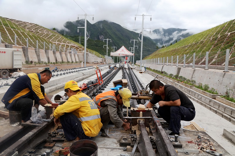 图4：高铁建设者安装轨道一丝不苟。