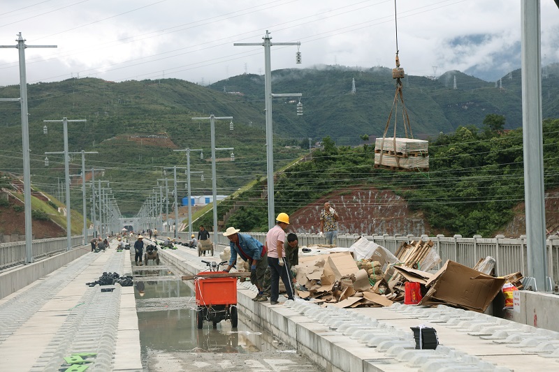 图9：高铁建设者源源不绝地运送材料。