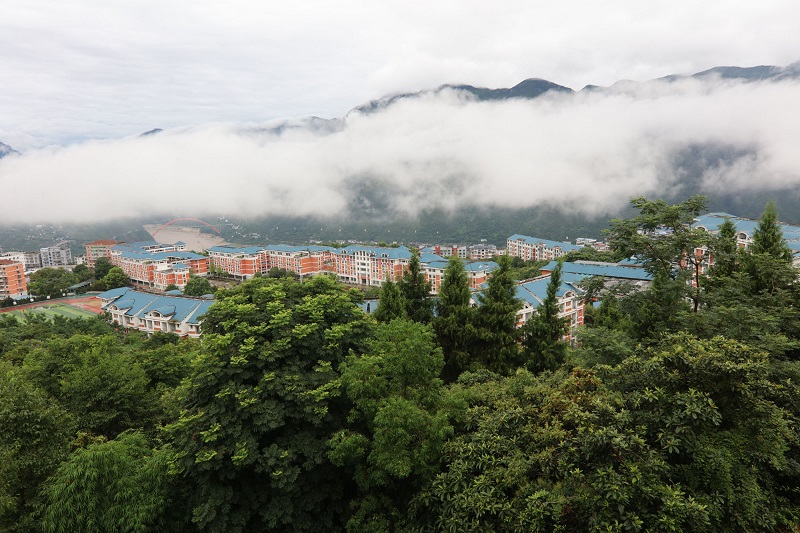 图1：白龙恋城成丽景。唐探峰摄于巫山城北。