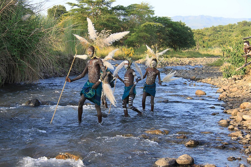 东非大裂谷里在玩耍的孩子们