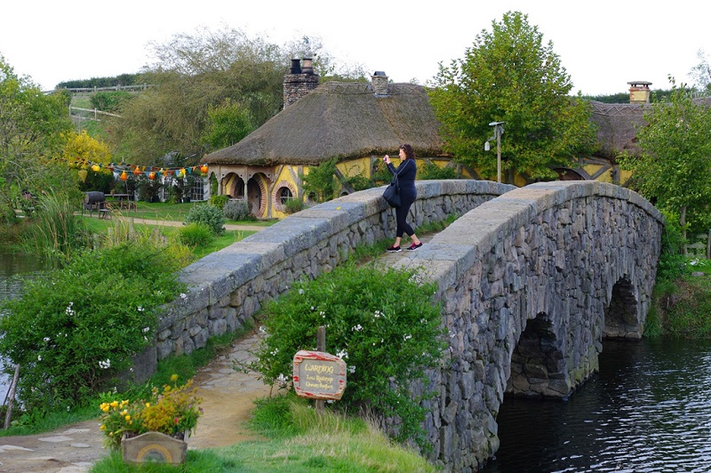 双孔拱桥上的采风人