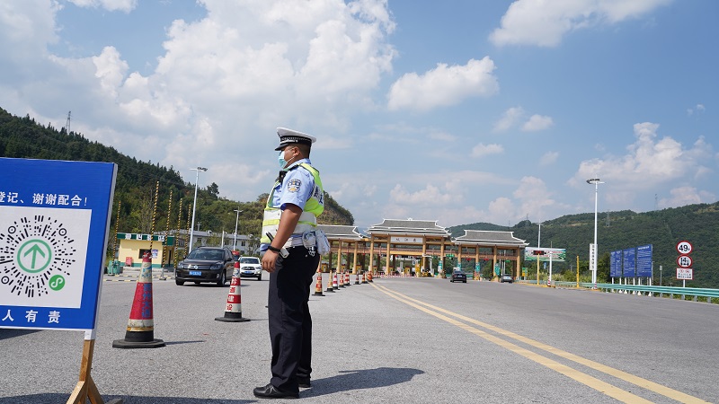 2021年10月1日，在夏蓉高速从江东站，交警队员正在疏导车辆人员下车登记、量体温并扫描健康码。 (4)