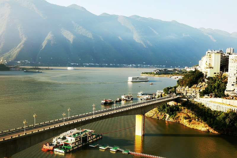 图1：10月1日，两艘客轮同时安畅驶入巫山港区码头。唐探峰