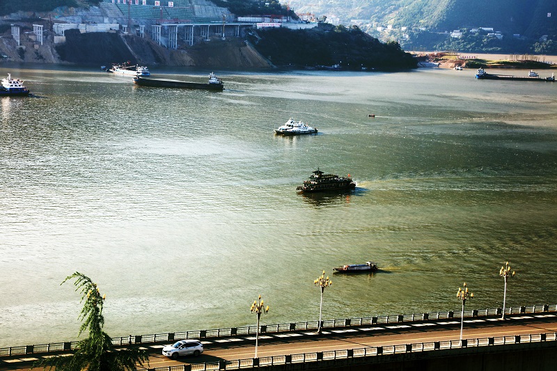 图2：10月1日，两艘画舫将安畅游5A级小三峡小小三峡景区。唐探峰