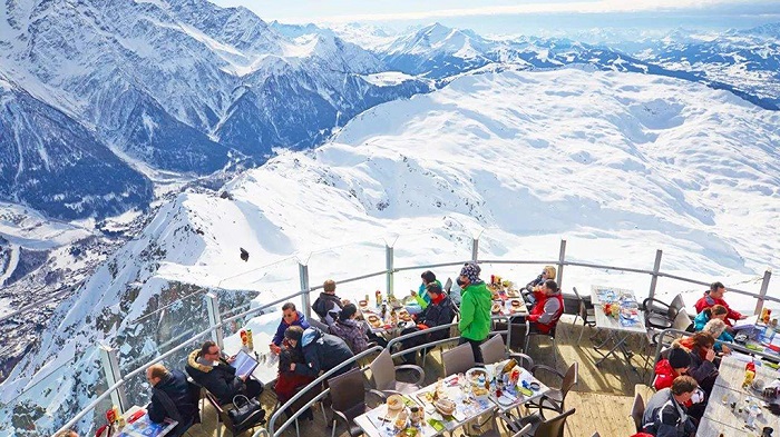 夏慕尼游人在山顶用餐
