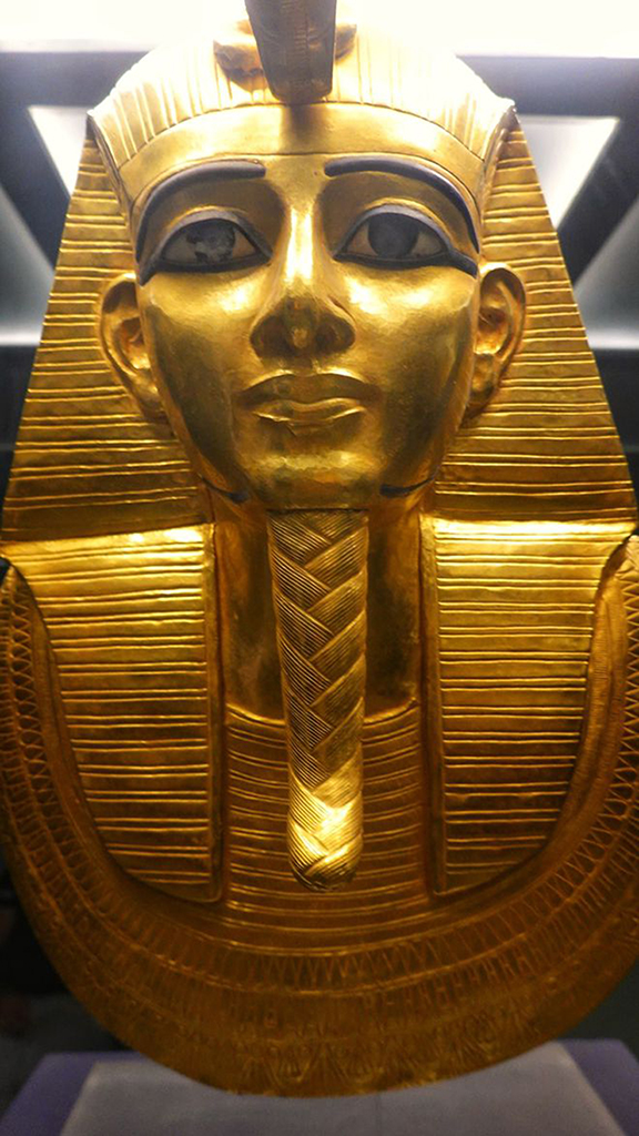 博物馆内的金面具