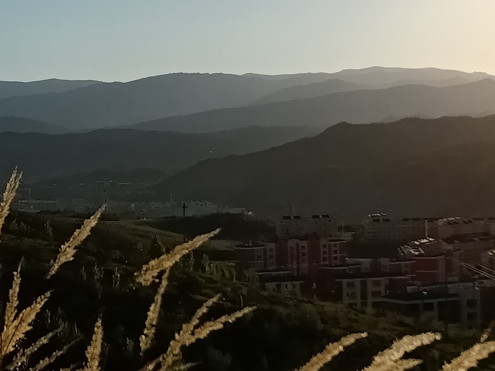 群山环抱的雪都阿勒泰（6月10日摄）。