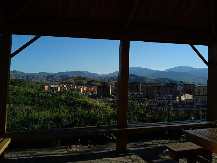 半山腰观景亭里的雪都阿勒泰（6月10日摄）。