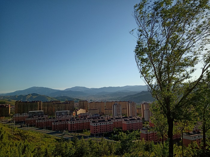 雪都阿勒泰市南区一角（6月10日摄）。