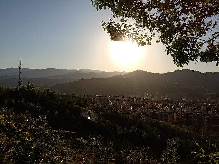 雪都阿勒泰在晨曦中苏醒（6月10日摄）。