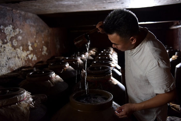 《江西乐平：百年草本酿“活”酒》图2