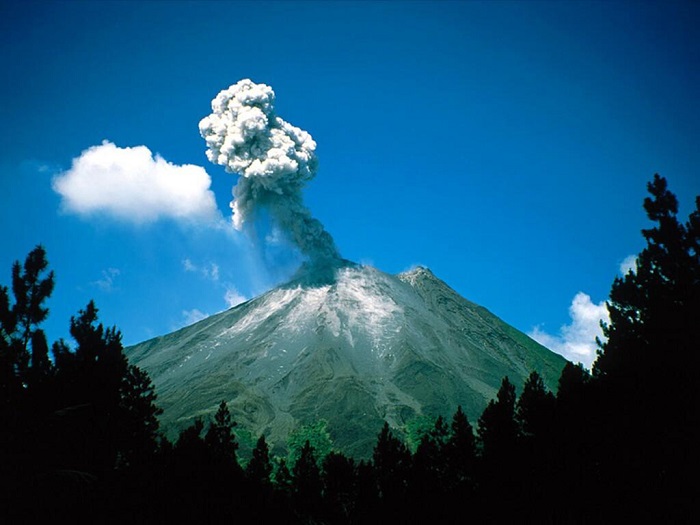 阿雷纳火山喷发