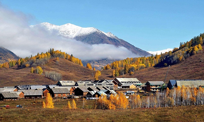 雪山下的云雾带