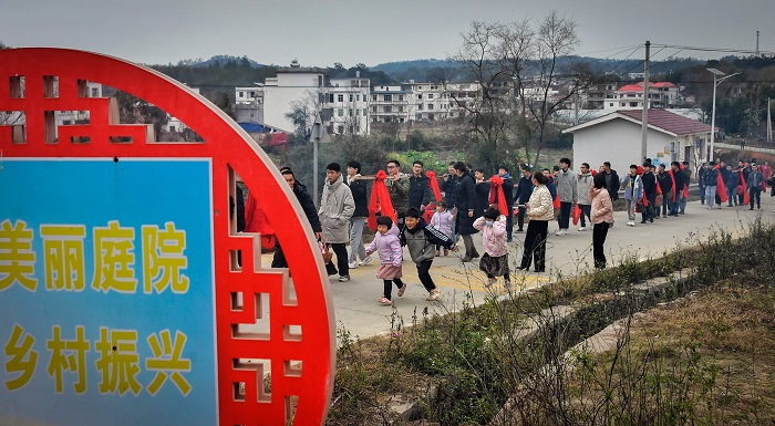 添丁队伍走进新农村