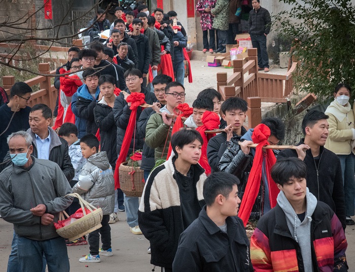 抬添丁酒参加巡游的，都是中青年人
