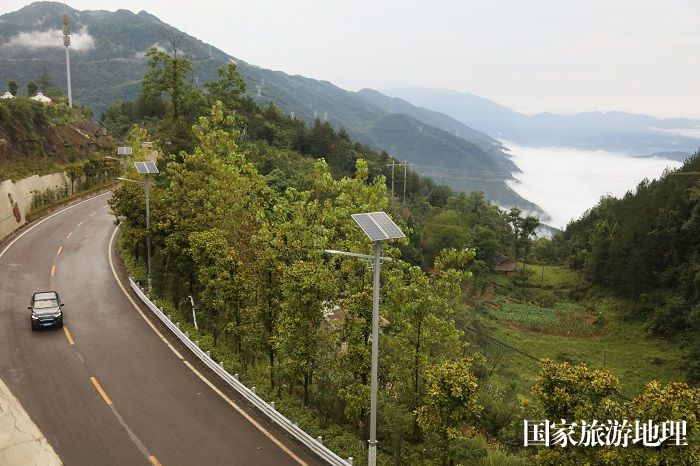 图1：巫山云雨康养美丽景观路云在路下。2023年8月8日，摄于巫山云雨康养景观路。唐金生摄