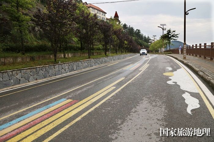 图2：巫山云雨康养美丽景观路路从云天来。2023年8月8日，摄于重庆巫山云雨康养景观路。唐金生摄