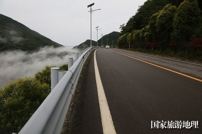 图5：巫山云雨康养美丽景观路通云端。2023年8月8日，摄于重庆巫山云雨康养景观路。唐金生摄